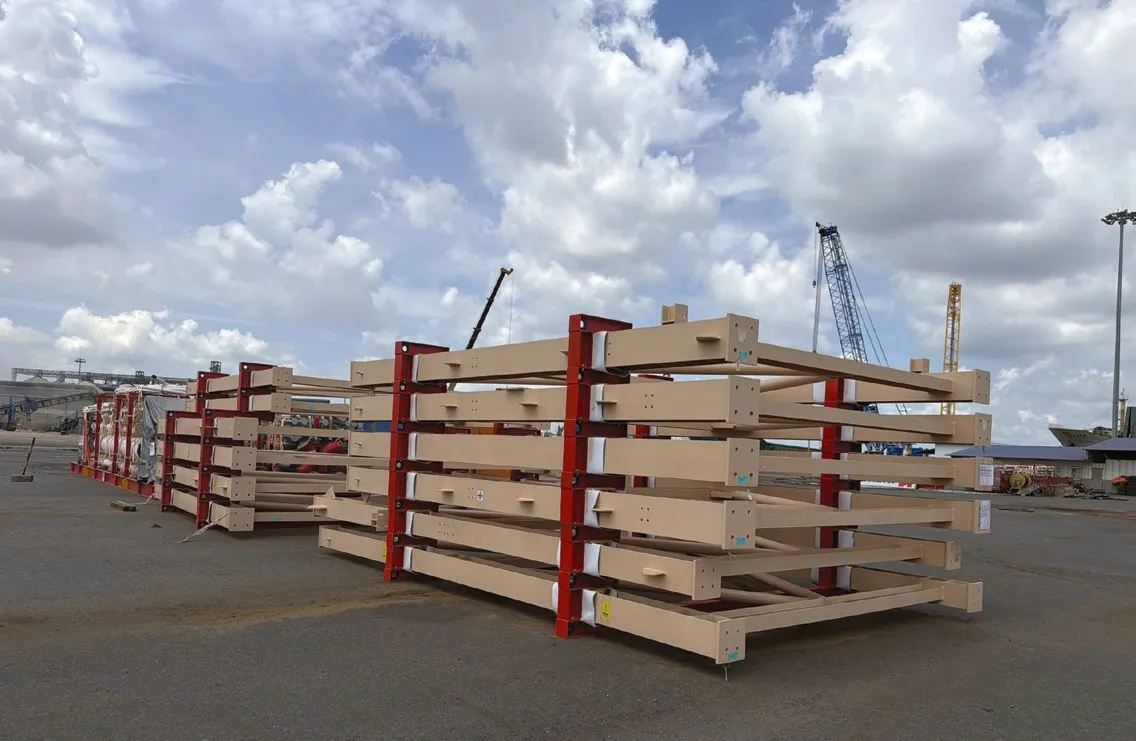 Khung kết cấu thép tập kết tại cảng