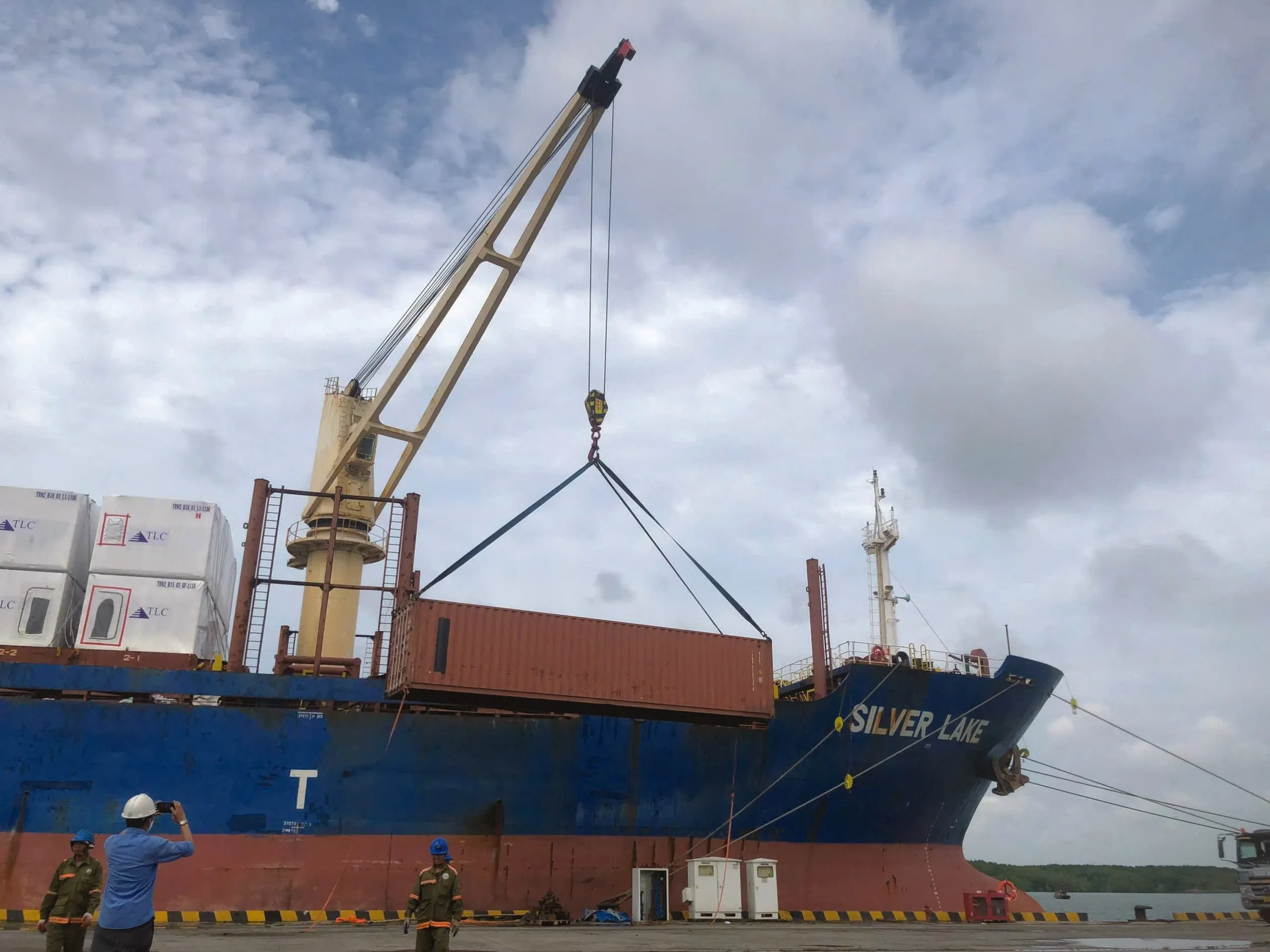 Nâng container bằng cẩu tàu